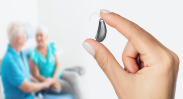 سمعک: راهنمای خرید و قیمت انواع سمعک گوش( نامرئی، استخوانی...)