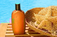  بهترین (کرم، روغن، لوسیون) برنزه کننده بدن (با آفتاب و بدون آفتاب)