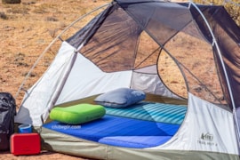 تشک بادی چیست؟ بهترین راهنمای خرید انواع تشک بادی