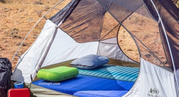 تشک بادی چیست؟ بهترین راهنمای خرید انواع تشک بادی